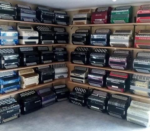Accordéons révisés rangés dans la boutique JJ Music